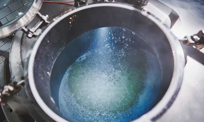 Pulveriza&ccedil;&atilde;o de &aacute;gua para limpar o tanque